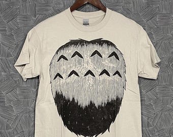 Der haarige Bauch meiner Nachbarin! - Handbedrucktes Reliefblock-T-Shirt - Totoro-inspiriert