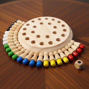 Peut inclure: Un jeu de plateau rond en bois avec de nombreux trous circulaires, entouré d'une collection de petits pions en bois noirs, blancs, verts, bleus, jaunes et rouges. Un dé en bois avec des points colorés sur ses faces est posé près du plateau.