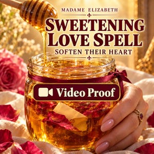Può includere: Un barattolo di vetro riempito con miele dorato, petali di rosa rossi e una piccola pergamena di carta. Un mestolo per miele in legno è posizionato sopra il barattolo. Il testo recita MADAME ELIZABETH SWEETENING LOVE SPELL SOFTEN THEIR HEART e Video Proof.