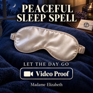 Op de afbeelding: Een champagnekleurig satijnen slaapmasker met een elastische band, rustend op een donkerblauw gestructureerd kussen. De tekst luidt PEACEFUL SLEEP SPELL, LET THE DAY GO, Video Proof en Madame Elizabeth, met een maansikkel-icoon op een envelop.