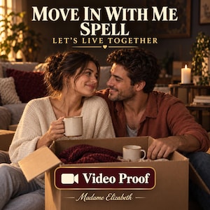 Op de afbeelding: Een digitale afbeelding met de tekst MOVE IN WITH ME SPELL LET'S LIVE TOGETHER en Video Proof Madame Elizabeth. De afbeelding toont twee personen die samen met mokken zitten en elkaar aankijken terwijl ze een kartonnen doos met spullen uitpakken.