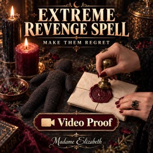 Op de afbeelding: Een donkere stoffen pop, een rode kaars, een zwarte kaars en een met was verzegelde envelop met de tekst EXTREME REVENGE SPELL, MAKE THEM REGRET en VIDEO PROOF. De scène bevat een messing stempel, gedroogde kruiden en Madame Elizabeth.