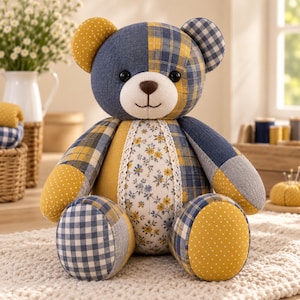 Pu&ograve; includere: Un orsacchiotto patchwork realizzato con vari tessuti a fantasia, tra cui denim blu, tartan giallo, pois bianchi e un pannello centrale con una piccola stampa floreale gialla e blu, rifinito con bordo in pizzo bianco e occhi a bottone.