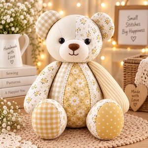 Pu&ograve; includere: Un orsacchiotto di peluche realizzato con vari ritagli di tessuto nei toni del giallo, crema e bianco. L'orso presenta un mix di motivi floreali, a quadretti, a righe e a pois, con un naso ricamato marrone, occhi neri e finiture in pizzo.