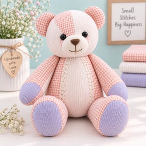 Pu&ograve; includere: Un orsacchiotto di peluche realizzato con un mix di tessuto a quadretti vichy rosa e bianco e pannelli in velluto a coste rosa chiaro. L'orso presenta piedi in velluto a coste color lavanda, occhi a bottone neri, naso ricamato marrone.