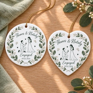 Gepersonaliseerd verlovingsornament, keramische cirkel of hart, met eigen namen en datum, saliegroene botanische herinnering, verlovingscadeau voor stellen
