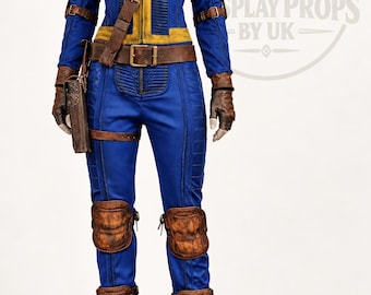 Può includere: Una tuta blu e gialla con il numero 33 sul petto e sulla spalla. L'outfit include cinghie in similpelle marrone, una cintura, guanti senza dita, ginocchiere, parastinchi e stivali, tutti con una finitura usurata e invecchiata.