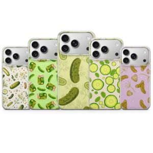 Puede incluir: Cinco fundas para smartphone con varios patrones temáticos de pepinillos. Los diseños incluyen pepinillos enteros, rodajas de pepino, ramas de eneldo y frascos de vidrio llenos de pepinillos sobre fondos blancos, verde claro, amarillo y lila.