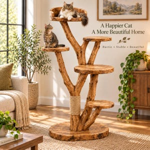Pode incluir: Uma árvore para gatos de vários níveis feita de madeira natural com uma base circular, várias plataformas e um poste de arranhar de corda de sisal. Dois gatos estão pousados na estrutura. O texto na parede diz: A Happier Cat A More Beautiful Home.