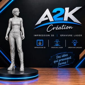 Peut inclure: Une figurine imprimée en 3D grise représentant une personne aux cheveux courts avec des lunettes, portant un débardeur, un pantalon et des bottes, sur un socle noir circulaire éclairé en bleu. Le fond affiche le texte A2K Création et des icônes.