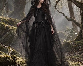 Könnte beinhalten: Ein bodenlanges schwarzes Kleid mit eng anliegendem Oberteil und einem ausgestellten Rock mit gestuften Lagen. Das Kleid umfasst einen transparenten Kapuzenumhang aus feinem Netzstoff, der über die Schultern fällt und am Hals gebunden wird.