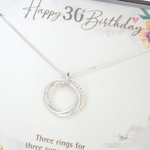 30. Geburtstagsgeschenk für sie, 30. Geburtstagsgeschenk für Tochter, Meilensteingeschenke, 3 Ringe 3 Jahrzehnte Halskette, 3 Schwester Halskette, 3 beste Freundin