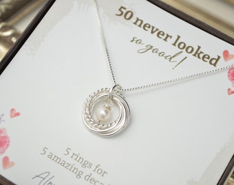 Gioielli per il 50° compleanno da donna, collana con 5 anelli, regali per il 50° compleanno da donna, collana per 5 decadi, regalo per traguardo, collana con pietra portafortuna