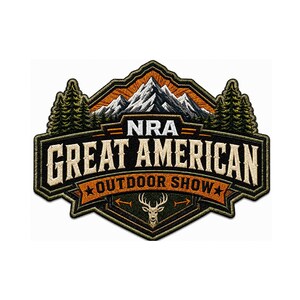 以下が含まれることがあります： NRA GREAT AMERICAN OUTDOOR SHOWの文字が刺繍されたワッペン。山脈、常緑樹、鹿の頭のシルエットが描かれており、オレンジ、黒、白、緑の色合いで、縁取りはダークカラーになっています。