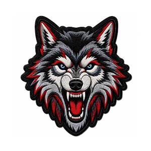 Puede incluir: Un parche bordado que muestra la cabeza de un lobo gruñendo con la boca abierta, enseñando colmillos afilados. El diseño utiliza una paleta de colores negro, blanco, gris y rojo vibrante, con ojos azules penetrantes y un borde negro grueso.