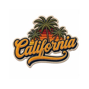 Könnte beinhalten: Ein gestickter Aufnäher mit dem Wort California in gelber Schreibschrift und dunkelblauem Rand. Über dem Schriftzug befinden sich drei grüne Palmen vor einem Hintergrund aus horizontalen Streifen in den Sonnenuntergangsfarben Rot, Orange und Gelb.