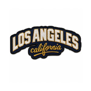 Pode incluir: Um emblema bordado com o texto LOS ANGELES em letras maiúsculas brancas em negrito com contorno dourado, posicionado acima da palavra california em escrita cursiva dourada, tudo sobre um fundo azul marinho escuro com borda preta.