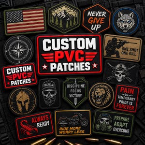 Könnte beinhalten: Eine Sammlung von rechteckigen, runden und schildförmigen PVC-Aufnähern mit verschiedenen Motiven, darunter eine amerikanische Flagge, ein Kompass, ein Wolf, ein Totenkopf, ein Löwe, ein Motorrad und Texte wie CUSTOM PVC PATCHES und NEVER GIVE UP.