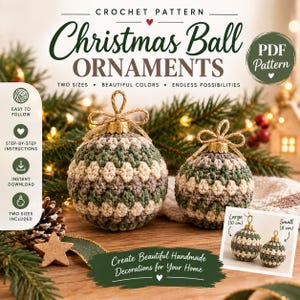 Może przedstawiać: Wzór szydełkowy na bombki świąteczne z napisem CROCHET PATTERN Christmas Ball ORNAMENTS. Obraz przedstawia dwie okrągłe, teksturowane bombki w kolorach zielonym, kremowym i brązowym, ze złotymi zawieszkami i sznurkami do zawieszenia.