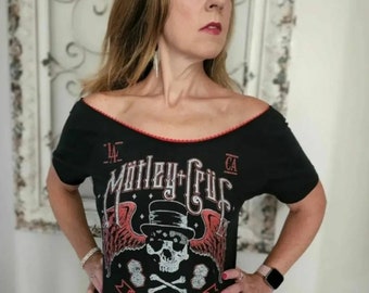 T-shirt femme Motley Crue fait main avec encolure dégagée sur l'épaule, t-shirt rock and roll heavy metal pour femmes