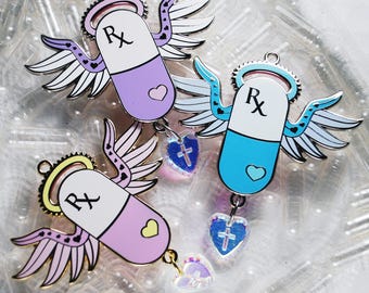 Pin de esmalte con forma de píldora angelical Pick Me Up con dije de corazón