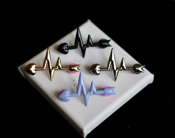 Pin y pinzas para el pelo esmaltados con forma de flecha y latido del corazón