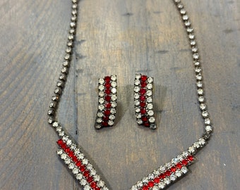 Set vintage con collana e orecchini con strass rossi