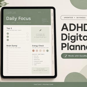 Puede incluir: Una tableta digital que muestra un planificador digital para TDAH sin fecha de 38 páginas. La interfaz presenta un esquema de color verde salvia con secciones para Daily Focus, Top 3, Brain Dump y Energy Check. El texto incluye 'ADHD Digital Planner' y 'Works with GoodNotes'.