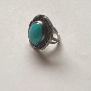 Vintage 1970s Southwestern Turquoise Sterling Silver Ring - Size 6 Petite Split Shank Navajo Style - Scalloped Rope Border Boho Statement
