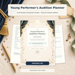Op de afbeelding: Een Young Performer's Audition Planner printbare PDF met 20 voorbereidingspagina's voor musicaltheater. De omslag toont donkerblauwe gordijnen, gouden sterren en muzieknoten. Inclusief binnenpagina's met auditiechecklists en een gouden potlood.
