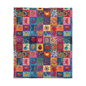 Può includere: Una coperta rettangolare caratterizzata da un vivace motivo a griglia patchwork. Ogni quadrato mostra illustrazioni colorate di fragole, vari frutti e motivi floreali astratti nelle tonalità del rosso, blu, giallo, arancione e verde.