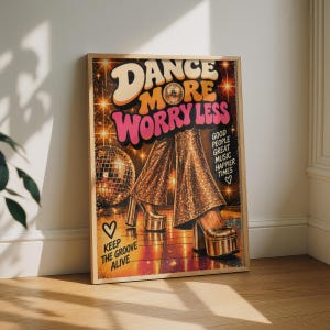 Könnte beinhalten: Ein gerahmtes Poster mit dem Text DANCE MORE WORRY LESS, GOOD PEOPLE GREAT MUSIC HAPPIER TIMES und KEEP THE GROOVE ALIVE. Das Bild zeigt Beine in einer goldenen Pailletten-Schlaghose und Plateauschuhen neben einer Discokugel auf einer Tanzfläche.