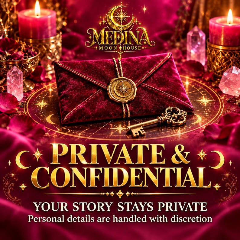 Puede incluir: Un sobre de terciopelo rojo intenso sellado con un sello de cera dorado con una luna creciente y una estrella, acompa&ntilde;ado de una llave maestra dorada ornamentada. El texto dice MEDINA MOON HOUSE, PRIVATE & CONFIDENTIAL, YOUR STORY STAYS PRIVATE y Personal details are handled with discretion.