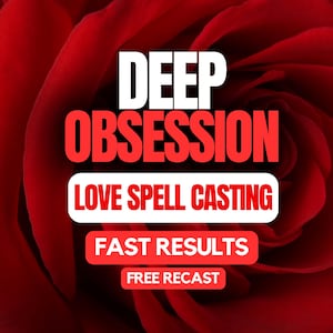 Könnte beinhalten: Ein Hintergrund aus einer tiefroten Rose mit weißem und rotem Text, der DEEP OBSESSION, LOVE SPELL CASTING, FAST RESULTS und FREE RECAST lautet. Der Text liegt über den Blütenblättern einer großen, leuchtend roten Rose in voller Blüte.