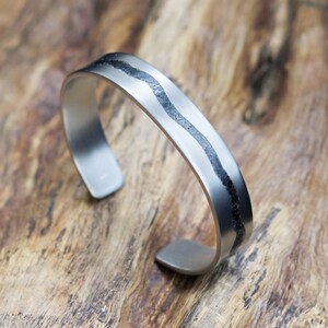 Titan Armband, Schwarzes Turmalin Inlay, handgefertigt, 12mm breit Grade 2 Titan Stream Manschettenarmband, Mann Frauen Titanium Armreif