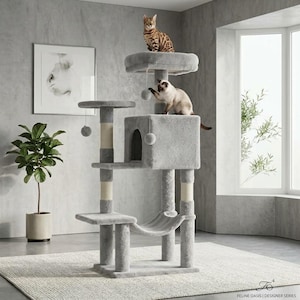 Pode incluir: Uma árvore para gatos de vários níveis com tecido de pelúcia cinza claro, vários postes arranhadores envoltos em corda de sisal, uma cabana central, uma rede suspensa e três brinquedos de bola pendurados. Dois gatos estão na estrutura.