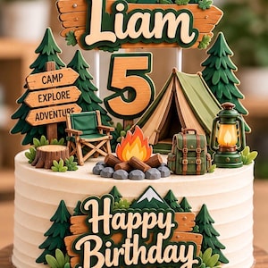 以下が含まれることがあります： Liamという名前の木製看板、大きな数字の5、緑色のテント、キャンプファイヤー、バックパック、ランタン、折りたたみ椅子、切り株、Camp、Explore、Adventureと書かれた標識、そしてHappy Birthdayの看板が付いたケーキトッパーセット。