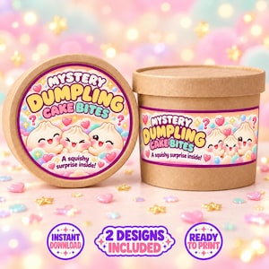 Puede incluir: Dos recipientes redondos de cartón marrón con etiquetas que dicen Mystery Dumpling Cake Bites y A squishy surprise inside. Las etiquetas muestran dumplings de dibujos animados con mejillas rosadas, corazones y estrellas. Incluye 2 Designs Included.