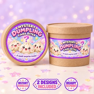 以下が含まれることがあります： Mystery Dumpling Cake BitesおよびA sweet surprise insideというテキストが記載されたラベル付きの茶色の紙製容器2つ。ラベルには顔の描かれた餃子のキャラクター、星、雲がデザインされている。下部にはInstant Download、2 Designs Included、Ready to Printと書かれたバッジがある。