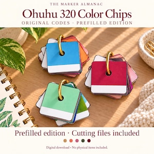 Peut inclure: Trois ensembles de jetons de couleur carrés Ohuhu 320 sur des anneaux en métal doré. Chaque jeton présente un bloc de couleur unie avec une section blanche en bas. Le texte indique : THE MARKER ALMANAC Ohuhu 320 Color Chips ORIGINAL CODES PREFILLED EDITION.