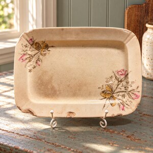Plat rectangulaire ancien à motif floral rose, 33 cm, aspect vieilli