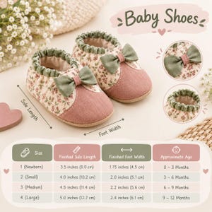 Peut inclure: Une paire de chaussures pour bébé avec un tissu à motif floral, un bout rose poudré et un nœud vert sauge. Un tableau des tailles indique des longueurs de semelle de 9,0 à 12,7 cm et des largeurs de 4,5 à 6,1 cm pour les 0-12 mois.