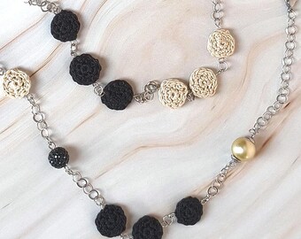 Handgemachte gehäkelte Perlenkette - Schwarz Beige Statement, Boho Luxe Edelstahlschmuck