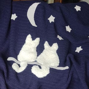 Couverture au crochet pour chats - Personnalisation sans décoration pour canapé avec étoiles de lune bleu nuit et chats blancs