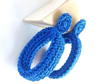 Royal Blau gehäkelte Creolen: Baumwollgarn, vergoldete Ohrstecker