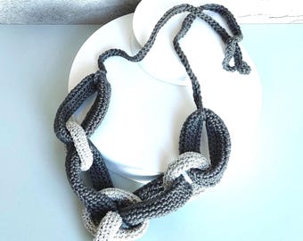 Grau Silber gehäkelte Statement Halskette - Luxe geflochtener Baumwollschmuck