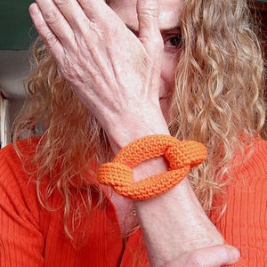 Dickes Oranges Häkelarmband - Ganzjahres Statement Schmuck