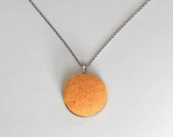 Kanariengelbe Nadel Gefilzte Cabochon Halskette - Handgemachter Merino Wolle Boho Schmuck