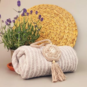 Handgemaakt gehaakt lavendelzakje: katoenen kledingkastverfrisser met houten kralen