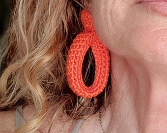 Orecchini a cerchio arancioni all'uncinetto: filato di cotone, borchie placcate in oro